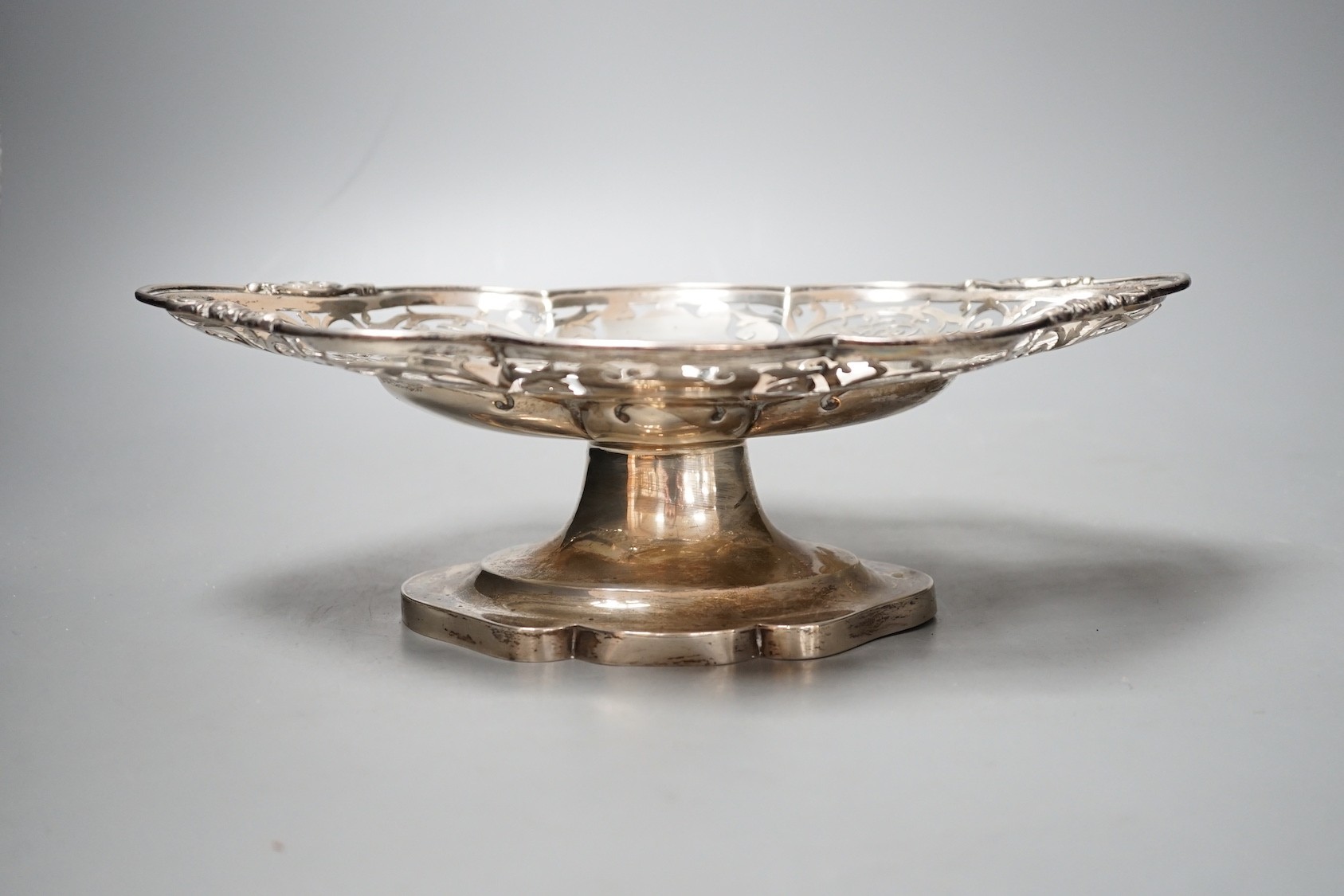 An Edwardian pierced silver oval pedestal dish, Alexander Clark Manufacturing Co. Sheffield, 1909, 29cm, 16oz.